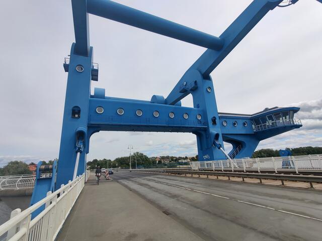 Sehnsucht nach...! Wer kann es beantworten? Dieses typische "Wahrzeichen" muss überquert werden... Wenn die Brücke nicht zum Unterqueren der Schiffe geöffnet und somit unpassierbar ist gibt es mit etwas Glück auch eine so "frei Fahrt" wie hier gezeigt.