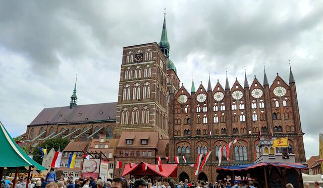 Nun stand ein Ausflug nach Stralsund auf dem Programm. Am Rathaus herrschte reger Trubel. Das größte Volksfest Vorpommerns – die Stralsunder Wallensteintage wurden vom 21. bis zum 24. Juli 2022 gefeiert. Das Stralsunder Rathaus (rechts mit Schaufassade) ist ein im Stil der norddeutschen Backsteingotik errichtetes Gebäude. Die historische Altstadt von Stralsund wurde in die Welterbeliste der UNESCO aufgenommen.