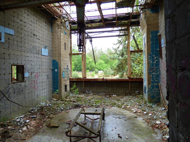 Teilweise noch OP-Werkzeug sichtbar