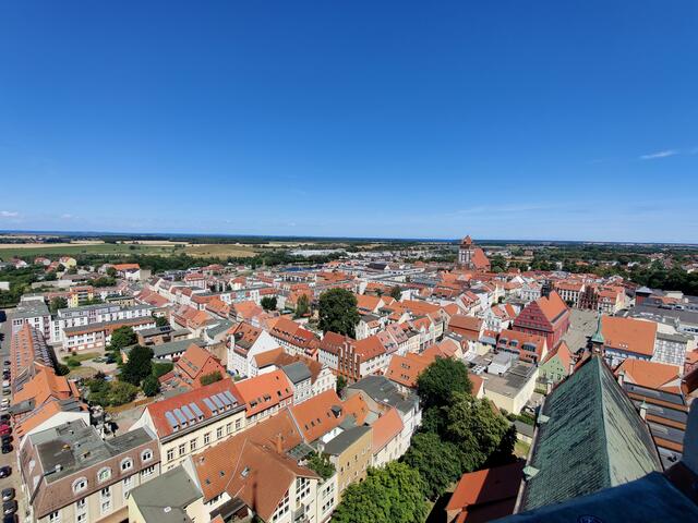 Nun lagen die Ausflugsziele nicht mehr in Richtung Usedom. Die folgenden Ziele befanden sich in der anderen Himmelsrichtung. Greifswald gehörte unbedingt auch auf die Liste der zu besuchenden Orte. Erst einmal wurde sich ein Überblick  vom Turm des Greifswalder Domes St. Nikolai aus verschafft. Weitblick auf Greifswald und das Umland.