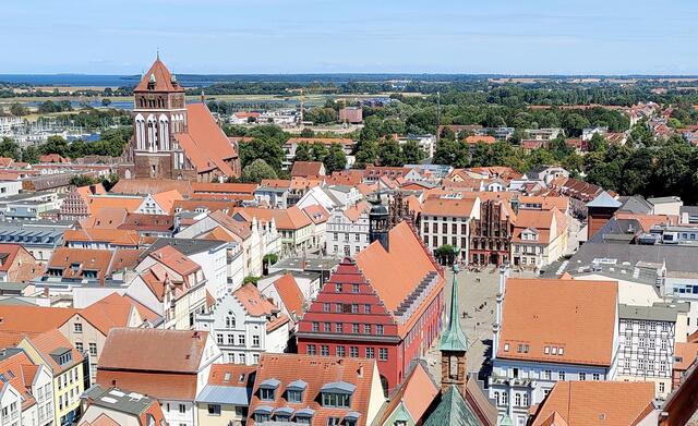 Bick vom Greifswalder Dom/St. Nikolai auf Greifswald. Im Vordergrund sehen wir - als rotes Gebäude - das Rathaus, links hinten die St. Marien-Kirche.
