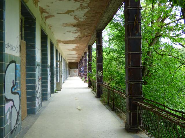 Hier standen die Liegen der Lungenpatienten, auf denen sie mehrere Stunden an der frischen Luft lagen. Sehr viel mehr - außer gesundem Essen - konnte man damals nicht für die Kranken tun. Aber selbst das war für diese armen Lohnarbeiter schon viel.