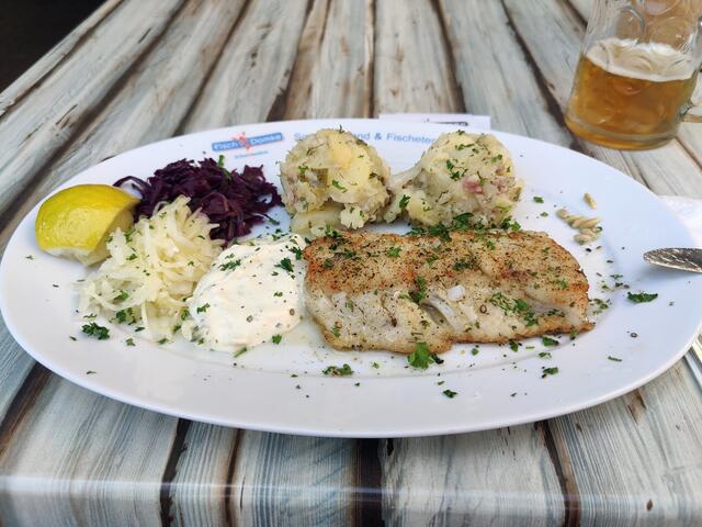 ...oder der "Fischtag" in Ahlbeck. Dort schmeckten dem hungrigen Radler Zanderfilet mit Kartoffelsalatklößen.