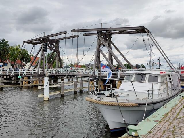 Die Wiecker Holzklappbrücke. Sie verbindet die beiden Ortsteile Wieck und Eldena der Hansestadt Greifswald.
