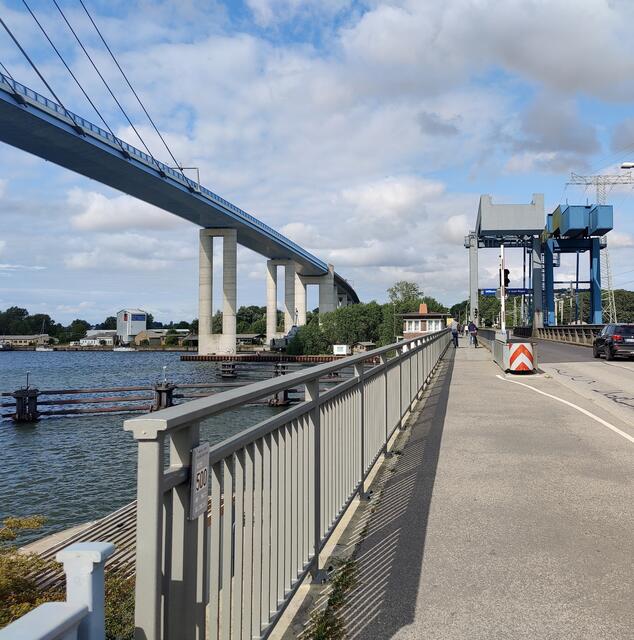 Links im Bild die neue "Rügenbrücke". Rechts im Bild ist ebenfalls die Fahrt nach Rügen auf einem weiteren Übergang möglich.