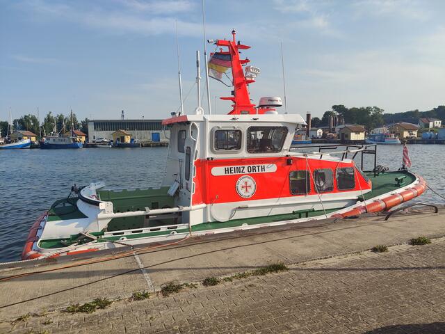 Das Seenotrettungsboot HEINZ ORTH der Deutschen Gesellschaft zur Rettung Schiffbrüchiger (DGzRS) ist ebenfalls im Hafen des Fischerdorfes Freest vor Ort.