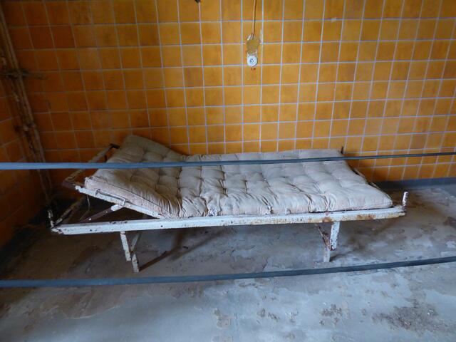 Es gab Einzel- und Zweibettzimmer. Auch, wenn sich nicht mehr als ein Bett, ein Stuhl und ein Schrank ( und teilweise Waschgelegenheiten ) drin befanden, muß es für die bitterarmen Menschen doch irgendwie Luxus gewesen sein.