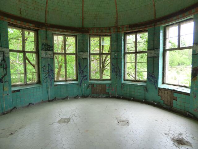 Der Badesaal. Da, wo die "Löcher" im Boden sind, standen früher Wannen.