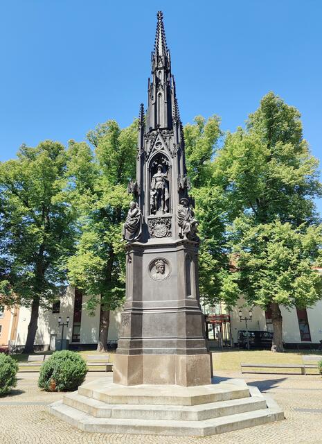 Das Rubenow-Denkmal vor dem Universitätshauptgebäude  in greifswald.