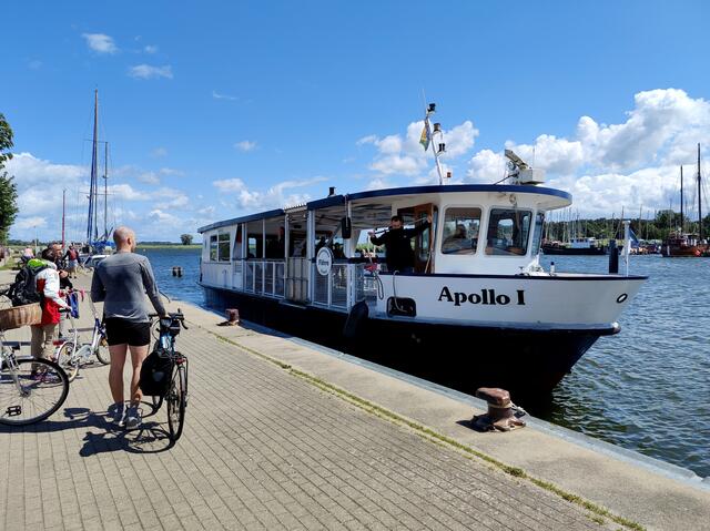 Einige Radfahrer haben sich schon im Hafen von Freest eingefunden um die Fähre nach Pennemünde zu nutzen.