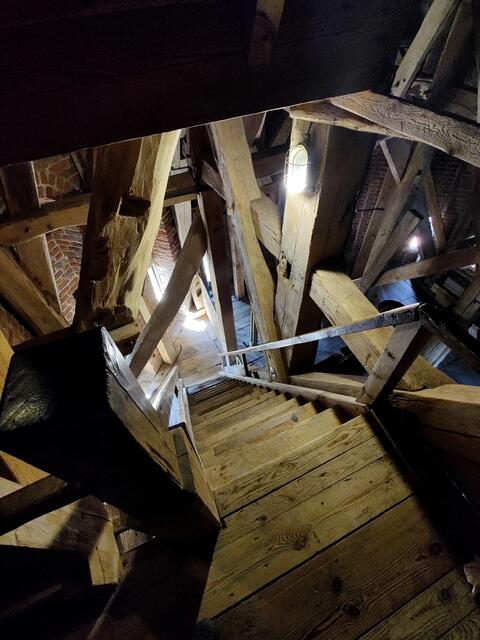 Wer hinauf auf den Turm möchte muss etliche Stufen erklimmen.