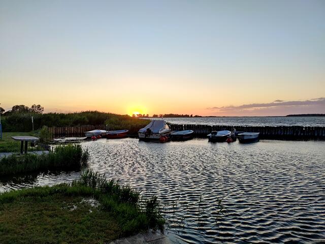 Der Sonnenuntergang an einem idyllischen Platz am Wasser bildet dabei natürlich einen besonderen Genuß und man möchte sich an Ort und Stelle am liebsten in die Nacht hinüberträumen und dabei vielleicht auch schon von einer Wiederkehr im kommenden Sommer - 2023 träumen!