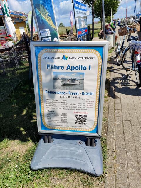Wer von Freest aus hinüber nach Usedom und Peenemünde (und umgekehrt) gelangen will, muss nicht die Peenebrücke Wolgast, die kombinierte Straßen- und Eisenbahn-Klappbrücke über den Peenestrom in Wolgast überqueren, er kann auch mit dem Rad eine Fähre nehmen. Er muss für den Rückweg jeweils nur gut die Zeit im Auge behalten...;-)