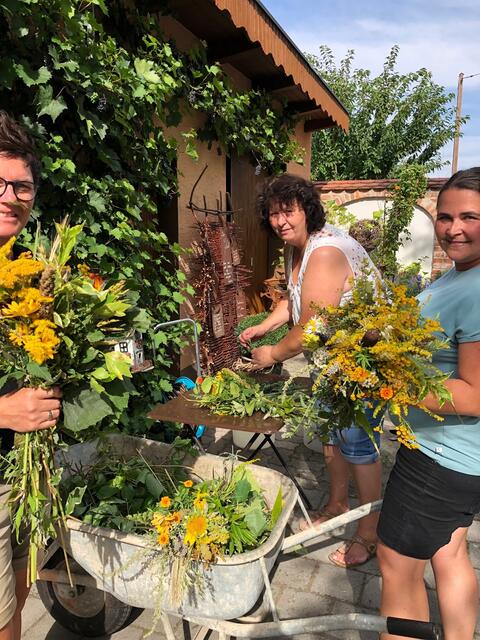 Sabine Rieger (links), Josefa Zwerger und Beate Schafnitzel beim Binden der Krautbuschen.