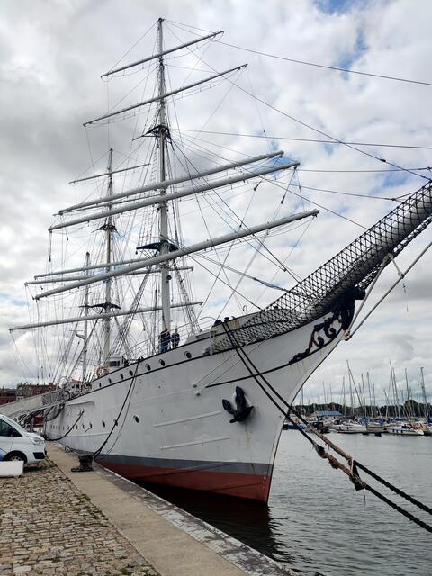 Das wohl jedem von uns schon als Schulkind bekannte Segelschiff liegt hier im Hafen von Stralsund vor Anker.
