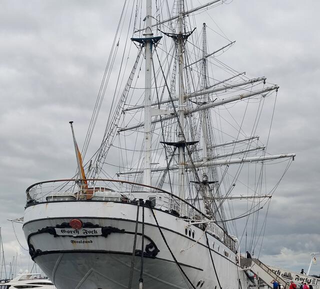 Es ist die Gorch Fock! Sie ist nach dem Pseudonym "Gorch Fock" des niederdeutschen Dichters Johann Kinau benannt.