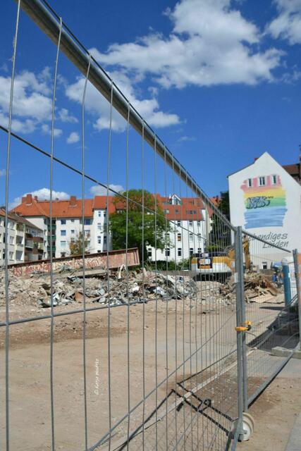 Das ehemalige Bankgebäude in Hannover Linden ist inzwischen abgerissen (Juli 2022) (Foto: Katja Woidtke)