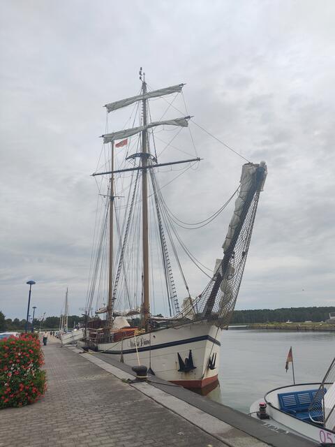 Ein weiteres, eher zufällig in den Fokus der Kamera geratenes Schiff, war die zum 2-Mast-Topp-Segelschoner umgebaute "Weisse Düne". Ein Schiff mit über 100 jähriger bewegter Geschichte, die in folgendem Link nachgelesen werden kann: https://de.wikipedia.org/wiki/Weisse_D%C3%BCne