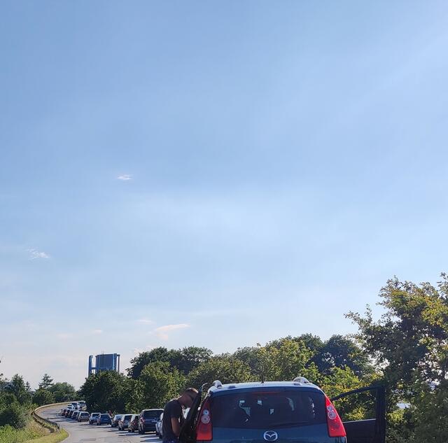 Ist die Brücke hochgeklappt muss der Autofahrer Geduld mitbringen. Um dieses zu umgehen gibt es für den Radfahrer, wie auf weiteren Aufnahmen gezeigt wird, noch andere Wege und Möglichkeiten um die Insel zu erreichen.