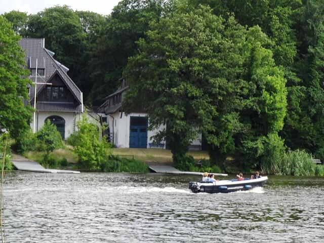 Am Kleinen Wannsee. Auch hier befanden sich einige Villen. Der Schauspieler Heinz Rühmann bewohnte ab 1938 unter der Adresse Am Kleinen Wannsee 15  ein Holzhaus, das allerdings gegen Kriegsende abbrannte.