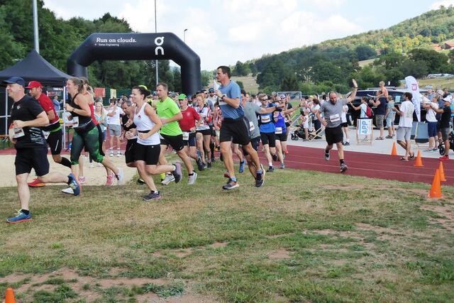 Micha Levin Laufer (mit der blauen Startnummer 260) grüßt von seiner 13,7-Kilometer-Strecke.