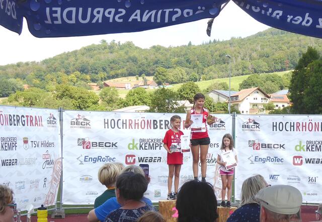 Die Gewinnerinnen des 2000 Meter-Laufs (von links): Leni Klee, Stella Klee (beide SC Ostheim) und Ella Goldbach (TSV 1909 Poppenhausen).