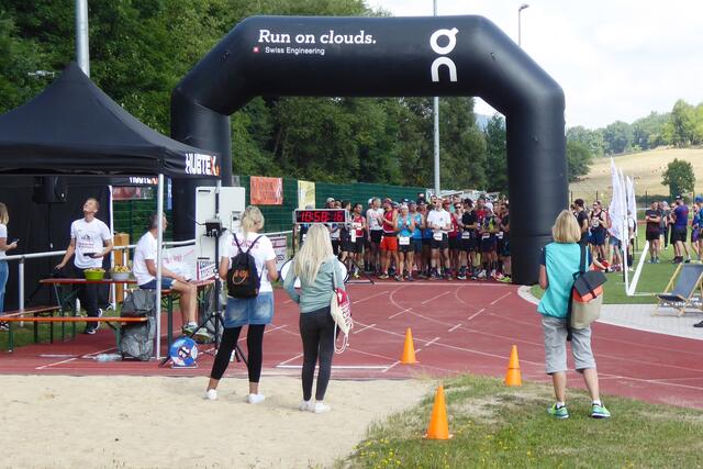 Das Starterfeld der drei Hauptläufe sammelt sich. Um 11 Uhr schickt Bürgermeister Ronny Günkel die Läufer auf die drei Trail-Strecken aus dem Stadion im Ulstertal.