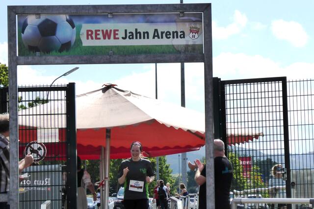 Beke Tietjen (Startnummer 291) läuft in die REWE Jahn Arena des TSV Hilders ein.