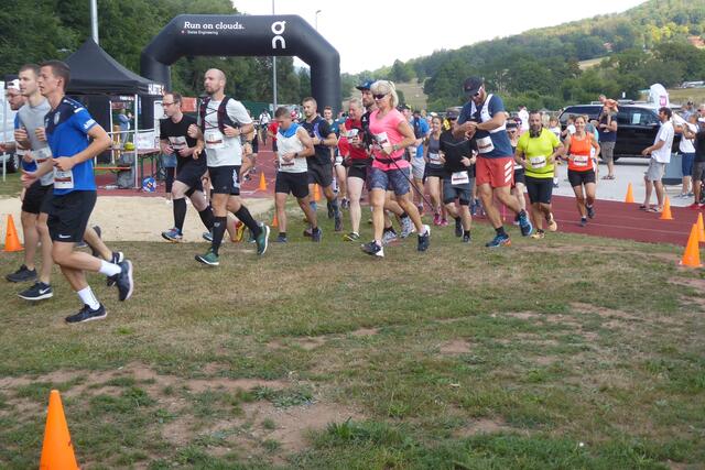 Im orangen Lauftrikot geht es mit der Startnummer 100 für Deborah Schubert auf die lange Strecke mit 23,9 Kilometer und 600 Höhenmeter.