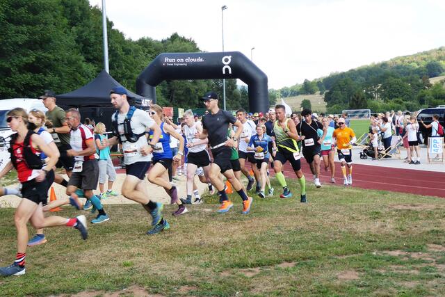 Die ersten Starter laufen schon aus dem Stadion, da läuft auch Yosef Al Zaed, ein Mitarbeiter der Beck-Orthopädie, mit der Startnummer 401 im schwarzen Trikot auf seine 4-Kilometer-Strecke. Er wird hier der Sieger.