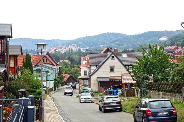 Blick von Bad Suderode auf Gernrode, oben rechts die Hotelanlage Stubenberg