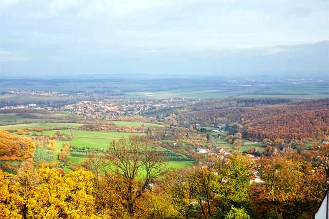 Blick von der Lauenburg, vorn ist Stecklenberg, in der Mitte ist Neinstedt, dahinter liegt Weddersleben, rechts oben ist Quedlinburg (Archivbild)