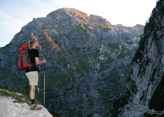 Rechts unten im Bild ist der schmale, ausgesetzte Steig zu erkennen, über den wir heraufgekommen sind.