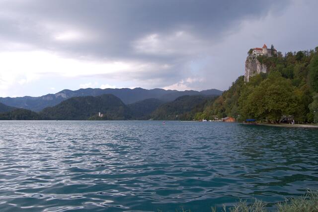 Viele Touristen in Slowenien besuchen den See von Bled mit seiner kleinen Klosterinsel, der von warmen Quellen gespeist wird. Im Hintergrund sind die Karawanken zu sehen.