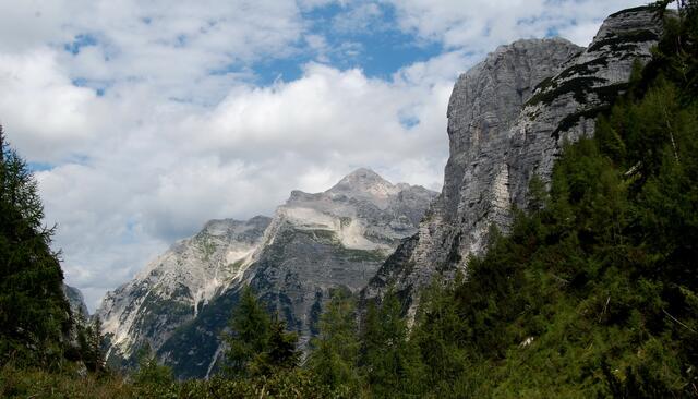 Vom Zadinjiska Pass geht der Blick auf den höchsten Berg Sloweniens, den Triglav.