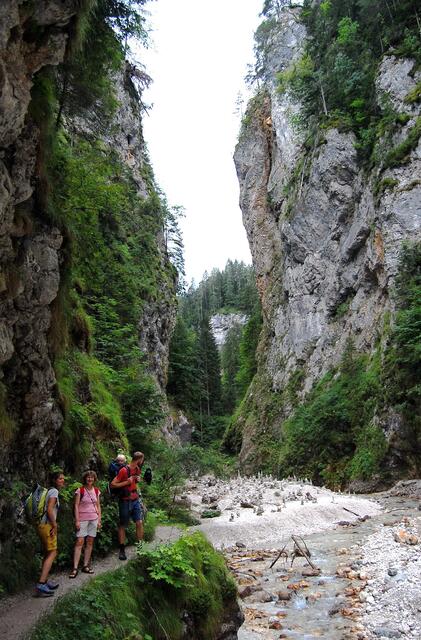 Doch zunächst wandern wir durch die nahe Martuljkova solteska, eine 400 Meter lange Schlucht.