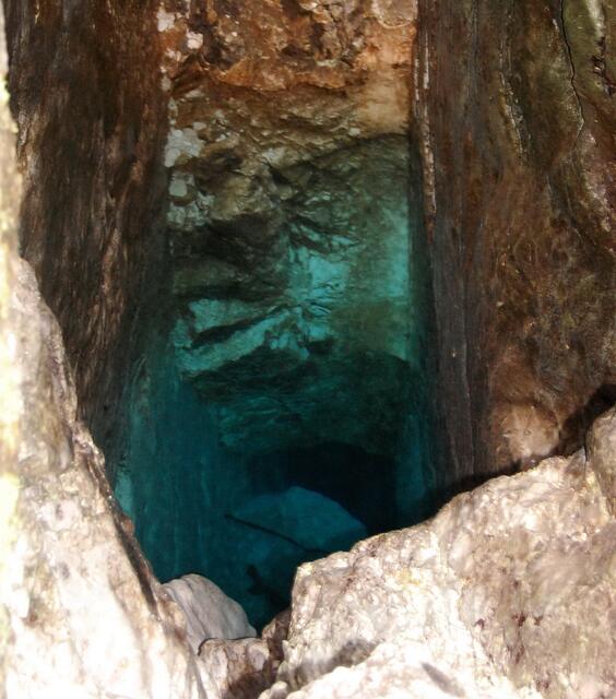 Die Quelle der Soca befindet sich in einem ca. 10 Meter tiefen höhlenartigen Spalt. Durch die dunkeltürkise Farbe wirkt sie fast unwirklich, aber wunderschön.