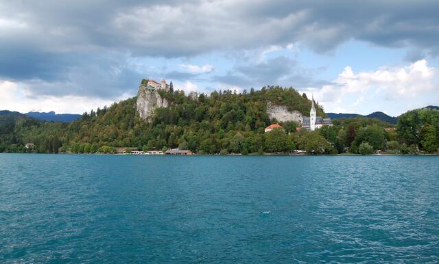 Auf einem Felssporn liegt das alte Schloss Blejski, einst im Besitz der Bischöfe von Brixen.