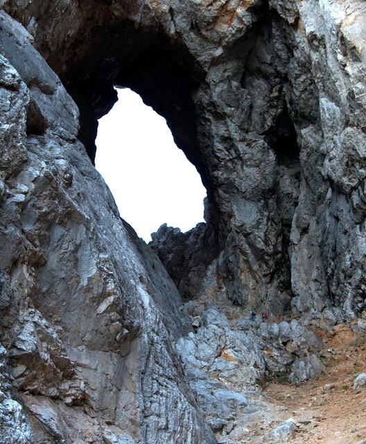Und da liegt es vor uns, das gigantische Felsenfenster, fast 100 Meter hoch. Der Steig führt hindurch.