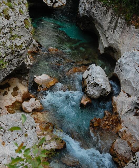 Der Kalkuntergrund lässt das Wasser je nach Sonneneinstrahlung blau oder türkis erscheinen.