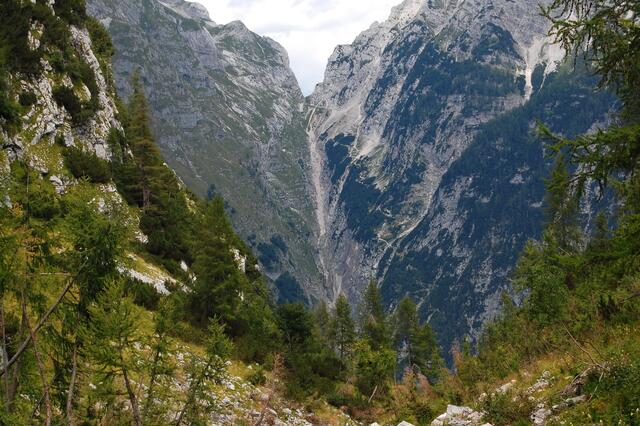 Ab der Scharte über den Zickzackweg noch 1200 Meter tief zum Ausgangspunkt zurück. Es war eine grandiose Tour.