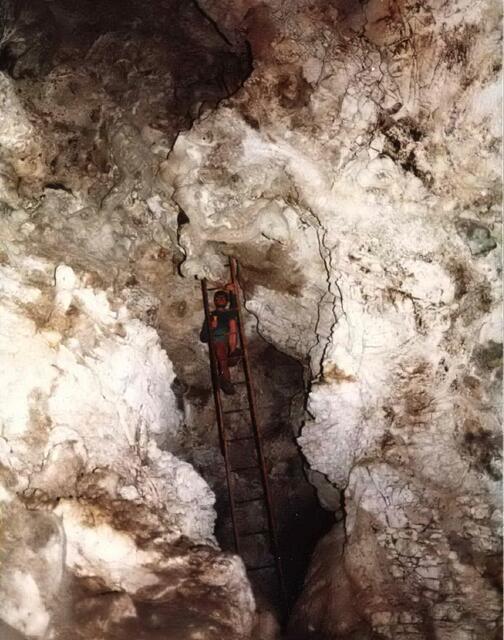 Nach oben führt von ihr ein Geheimgang zum Wald hinauf, der bei Belagerungen zur Versorgung der Burgbesatzung diente.