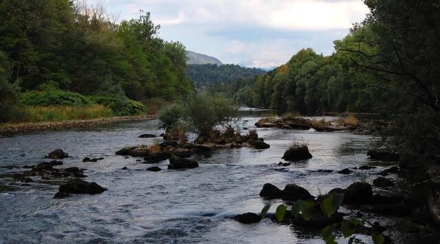 An der Save liegt die Hauptstadt des kleinen Landes. Im Hintergrund sind die Julischen Alpen zu sehen.