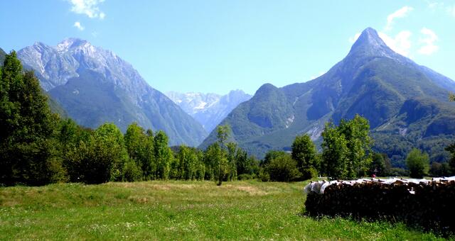 Die Julischen Alpen von Süden, von Bovec, gesehen. In der Bildmitte das Tal der Soca, das für die nächsten Tage unser Zuhause sein soll.