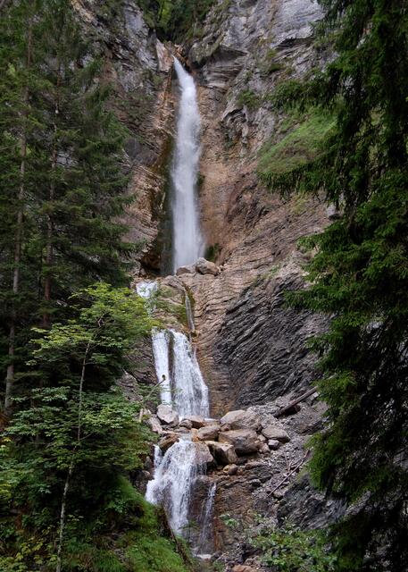 Am Ende der Schlucht befindet sich ein 50 Meter hoher Wasserfall. Weiter oben ein zweiter von 100 Metern Höhe.