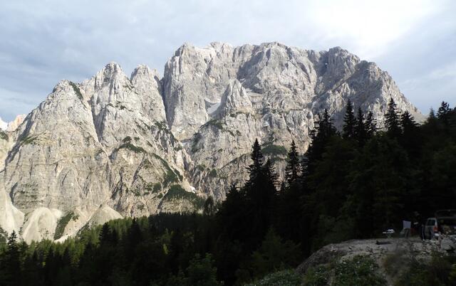Nur die halbe Höhe, rund 1200 Meter, müssen wir auf den Prisank erklimmen. Rechts oben das kleine weiße Loch ist das berühmte Felsenfenster.