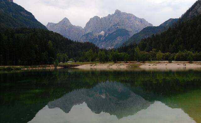Von den kleinen Badeseen oberhalb des Ortes blickt man auf den Razor und den Prisank, den wir in den nächsten Tagen besteigen wollen.