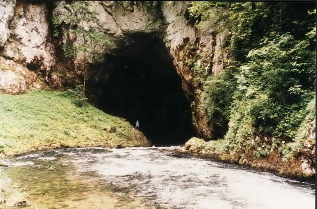 Die Adelsberger Grotte, auch Höhle von Postonia genannt, kennen viele Touristen. Die Tkalca jama allerdings nur die wenigsten.