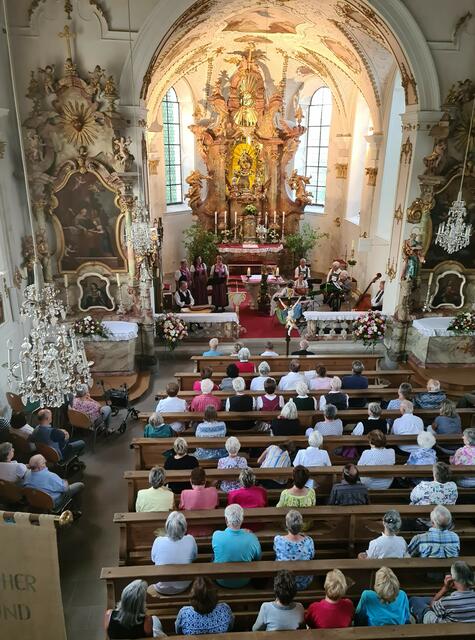 Hauptalter und Besucher