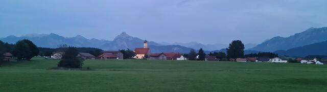 Maria Hilf in Abenddämmerung vor Bergpanorama